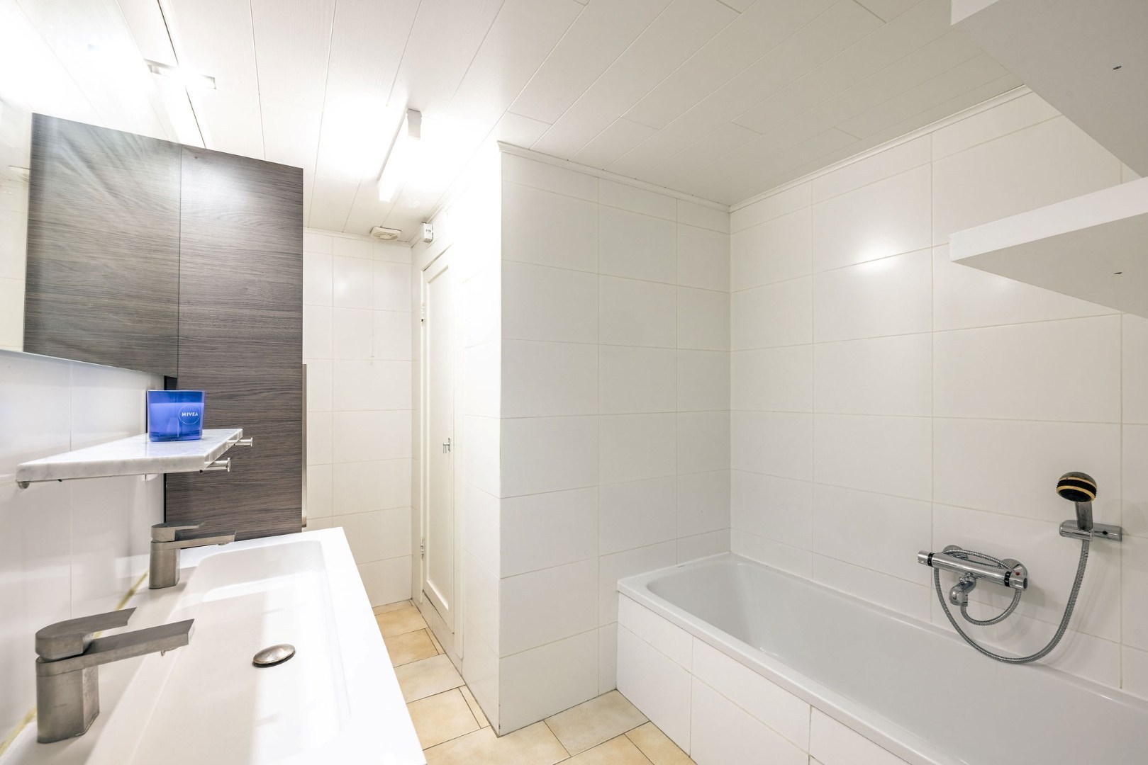 Vrijstaande woning met 5 slaapkamers en polyvalente loods te De Pinte 