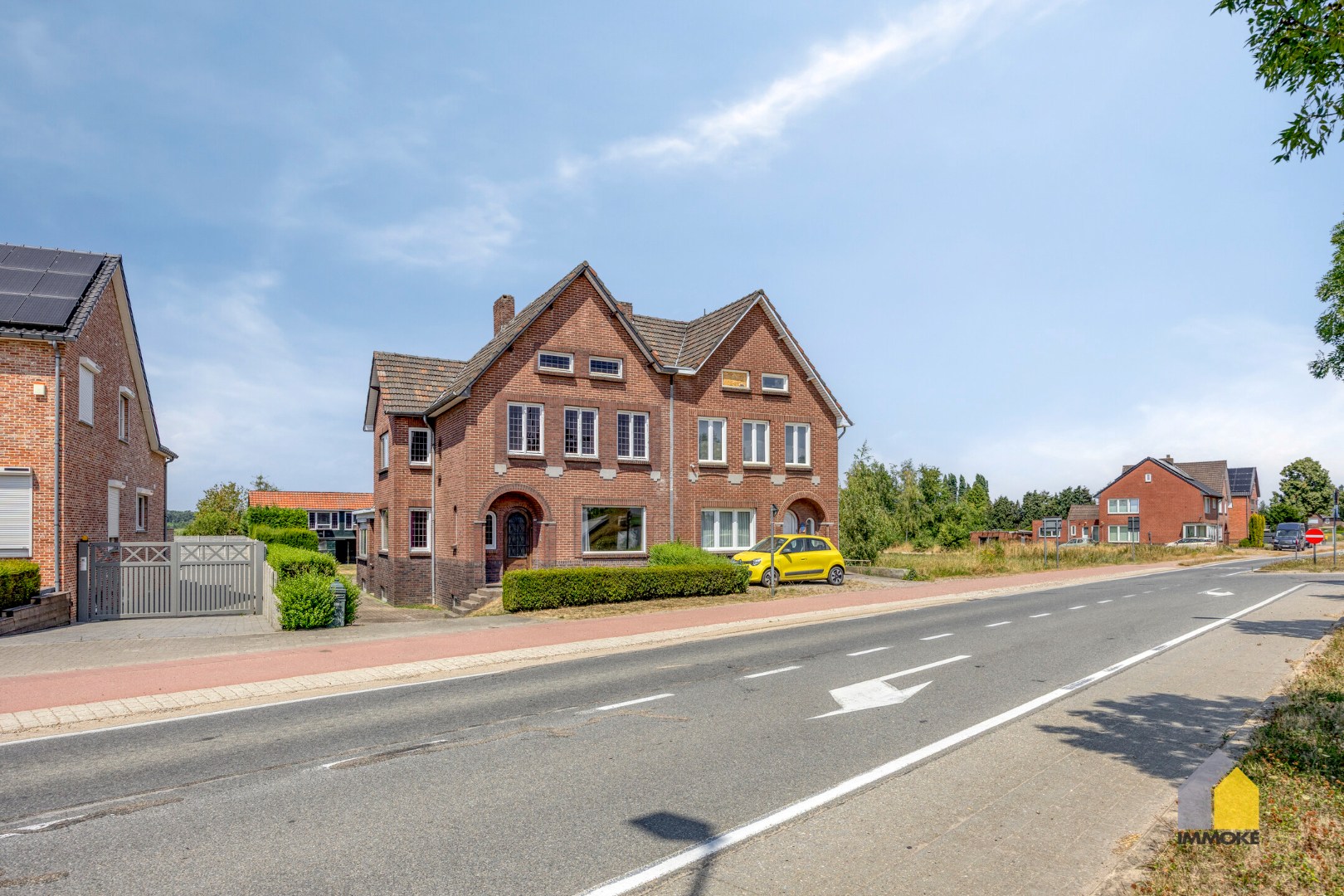 Karaktervolle, halfvrijstaande woning op 7a 31ca met aangrenzend weiland 16a 50ca. 