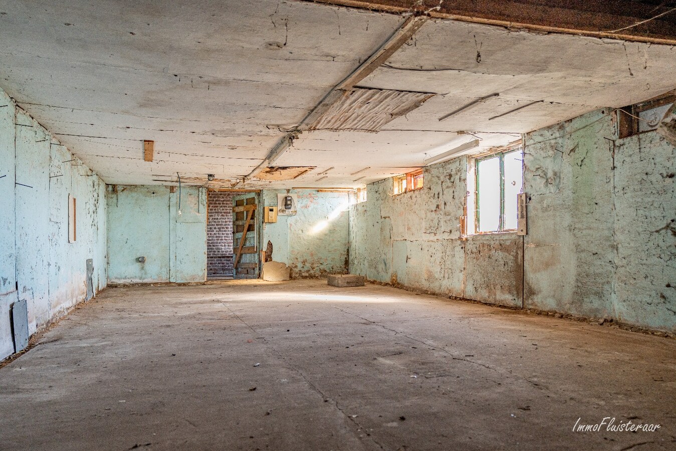 Renovated farmhouse with stables and pasture on approximately 1.7 hectares in Nazareth. 