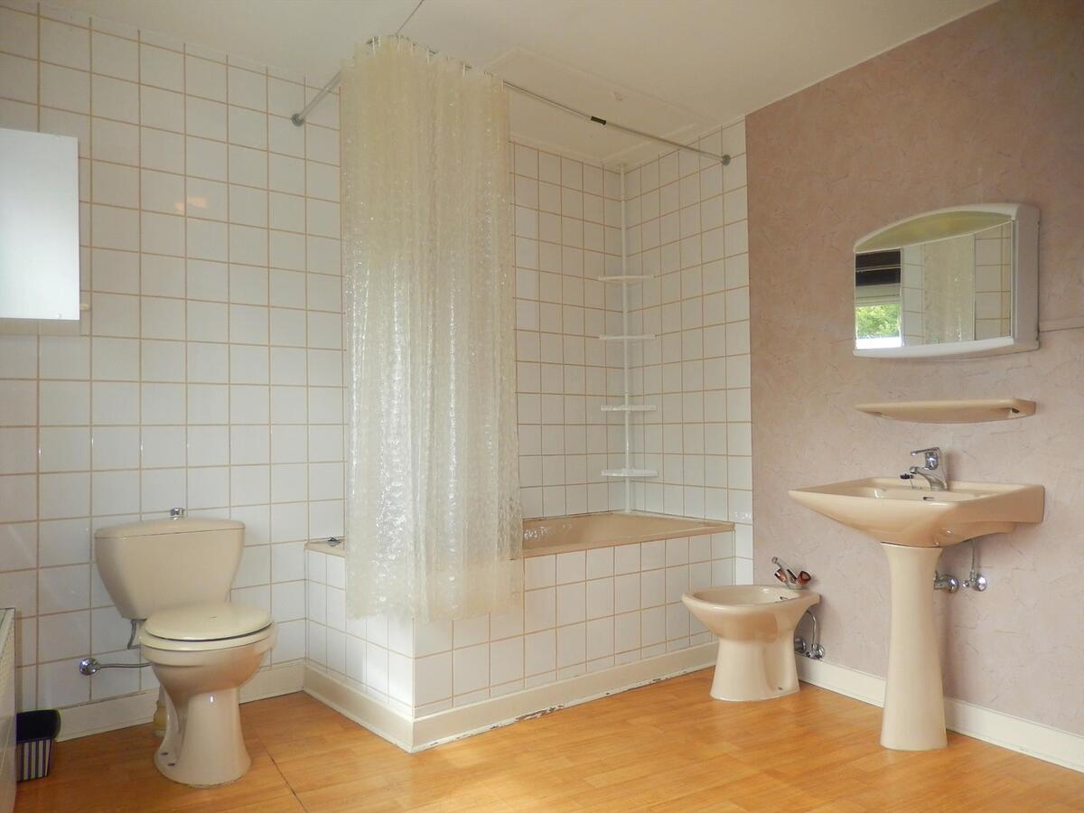 Rijwoning met zonnige tuin en garage 