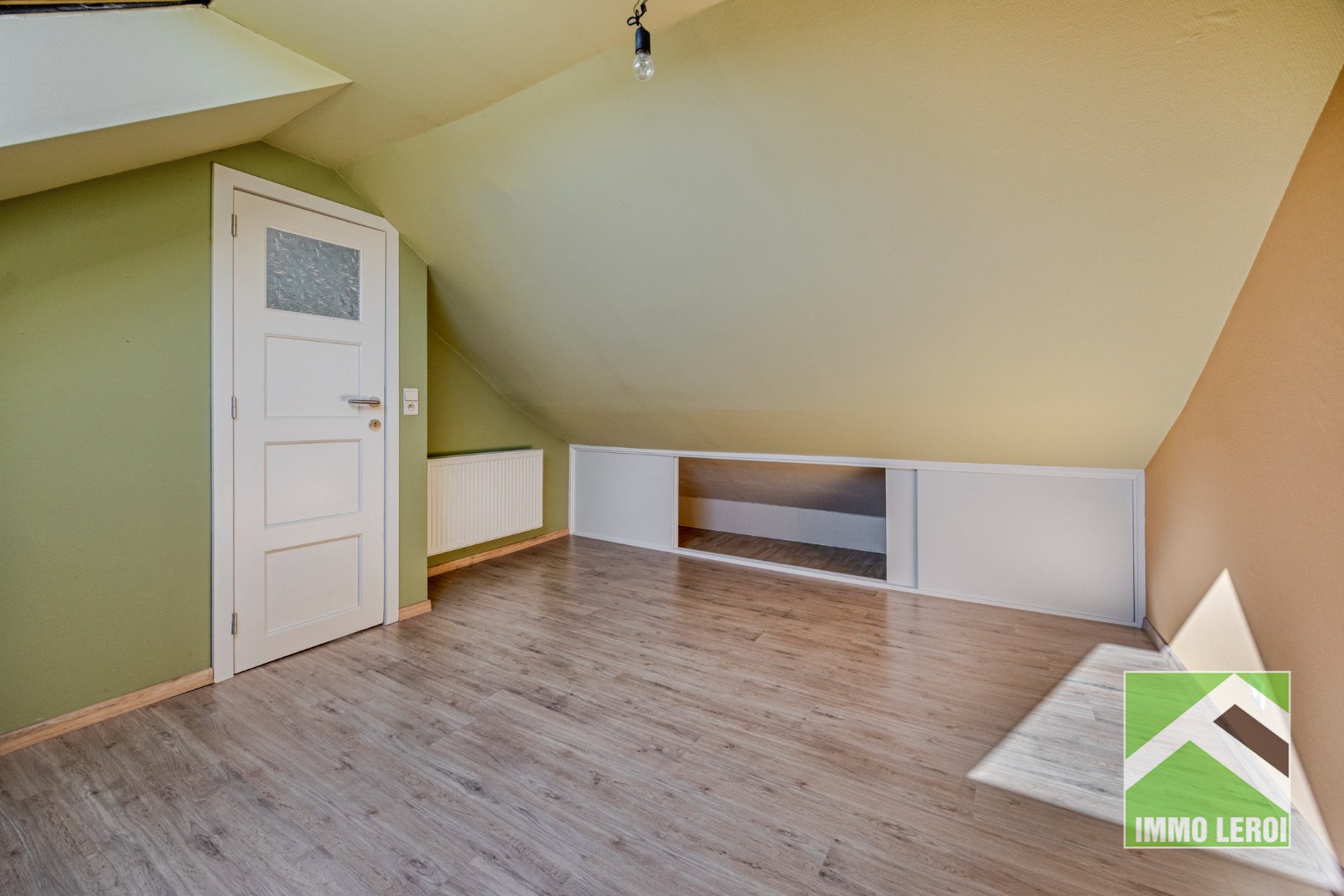 Slaapkamer 2 met inbouwkasten
