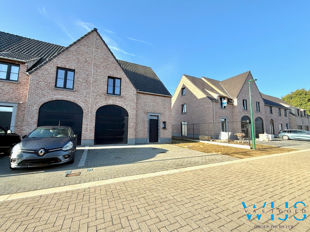 Nieuwbouw met 5 slaapkamers te Oosteeklo ! 