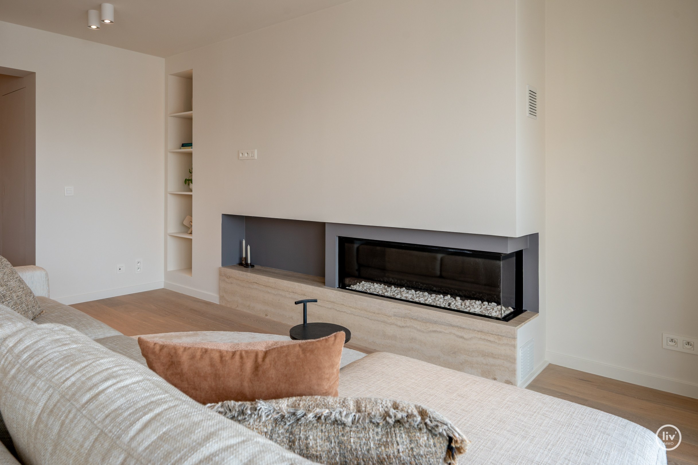Luxueus volledig gerenoveerd 3 slaapkamer appartement te Lippenslaan gelegen op wandelafstand van het Albertstrand. 