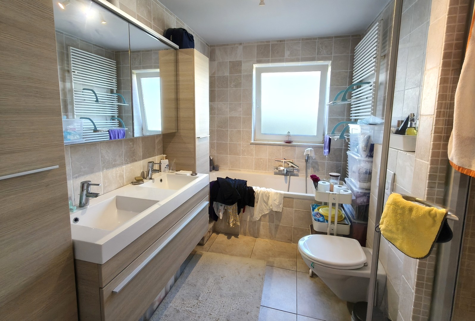 RUIM GELIJKVLOERS APPARTEMENT MET TUIN EN GARAGE 