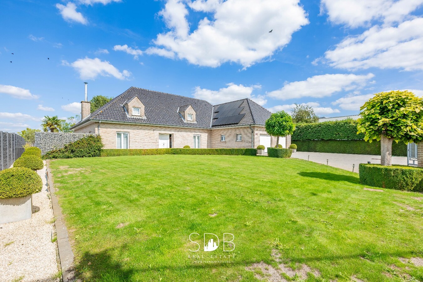 Hedendaagse villa met dubbele garage, zwembad en magazijn op 2.937m² 