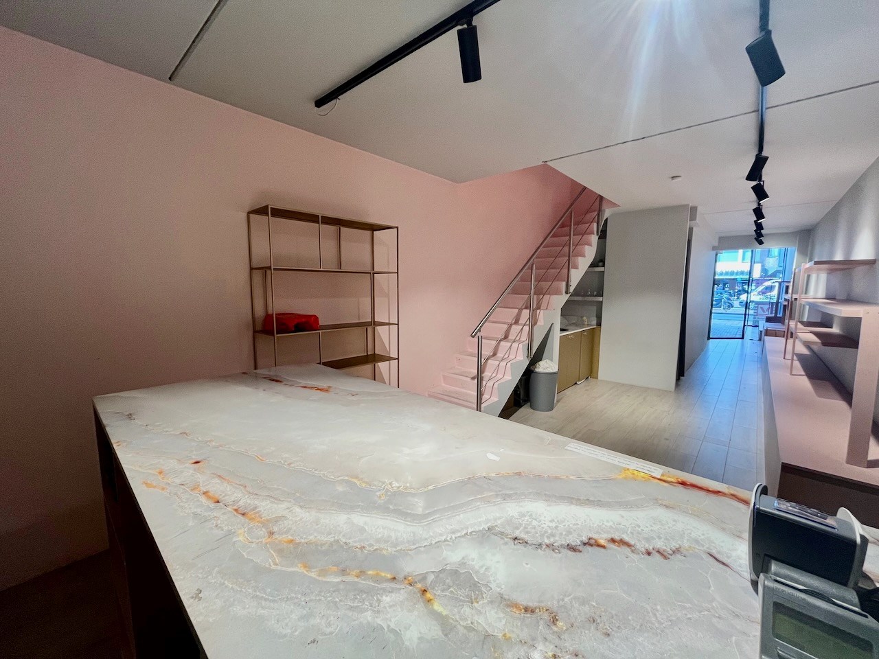 Recent handelspand met mezzanine, gelegen op een commerciële plaats in de Lippenslaan te Knokke. 