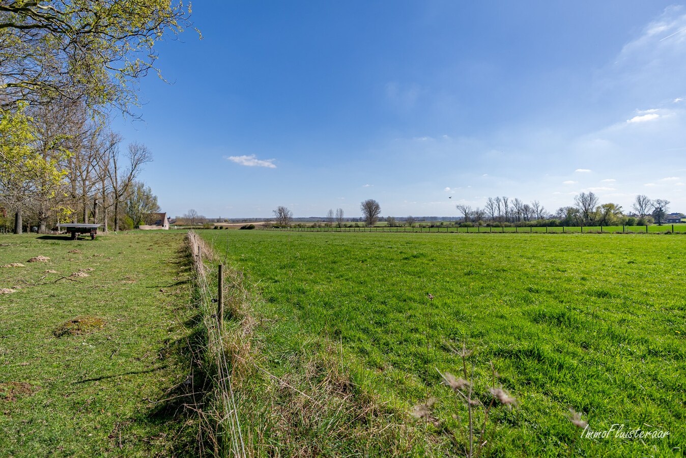 Te renoveren vierkantshoeve op een ruim perceel van ca. 2,6ha te Kortenaken 