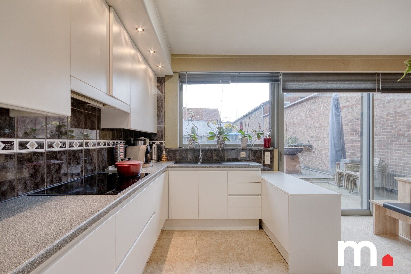 Instapklare woning te Lauwe met 4 slaapkamers nabij het centrum met garage ! 