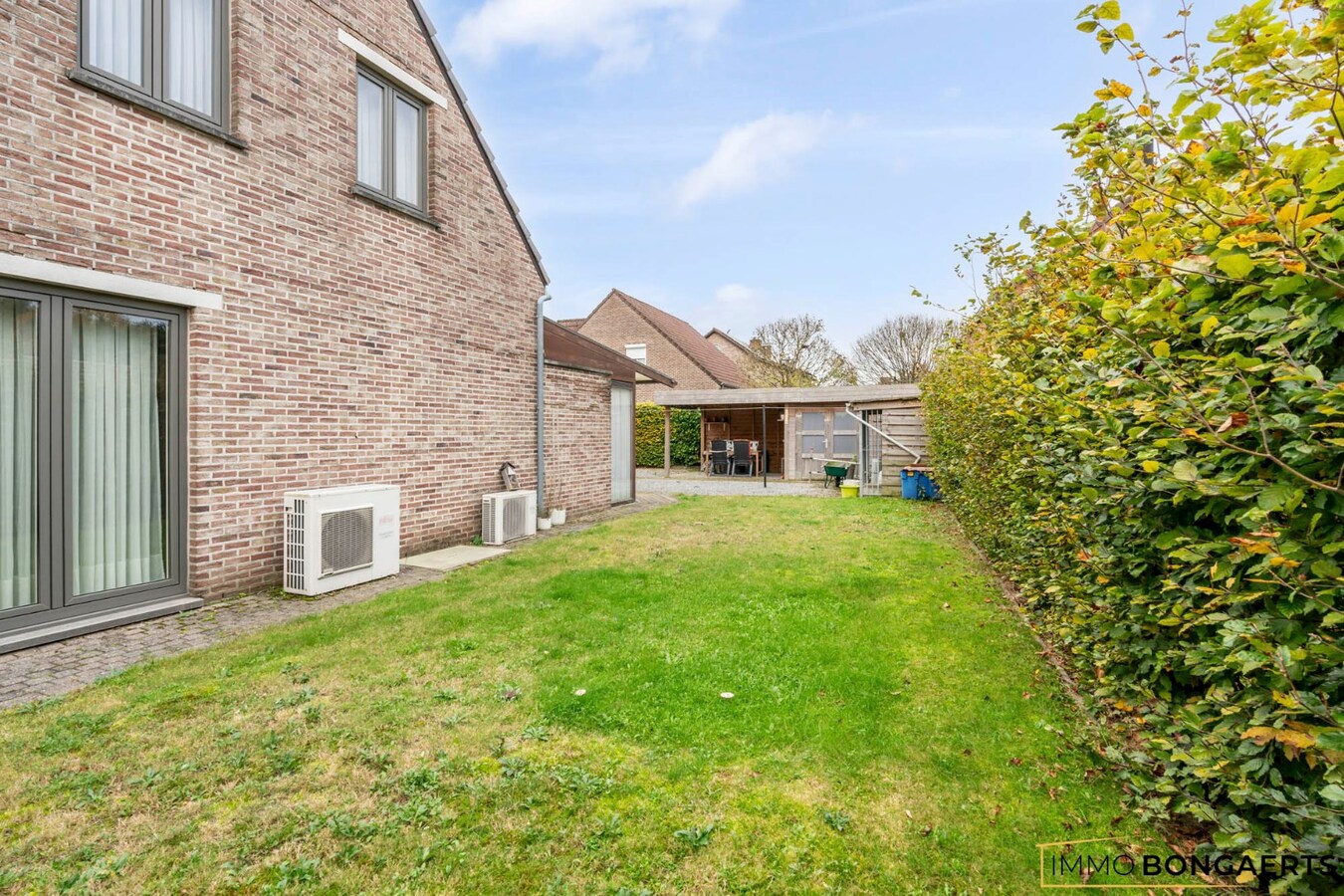 Ruime woning met drie slaapkamers en leefveranda 