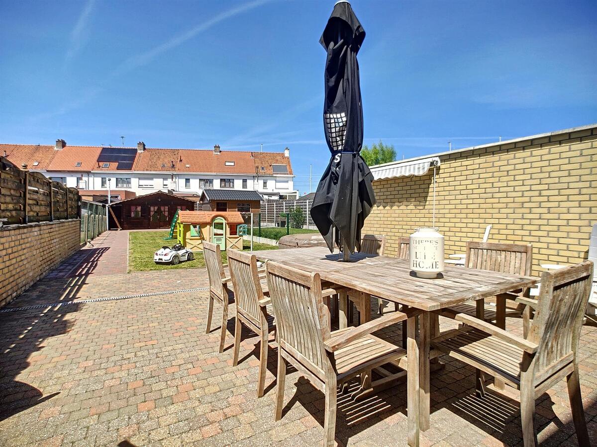 Volumineuze, gerenoveerde gezinswoning met tuin en garage - Zeebrugge 