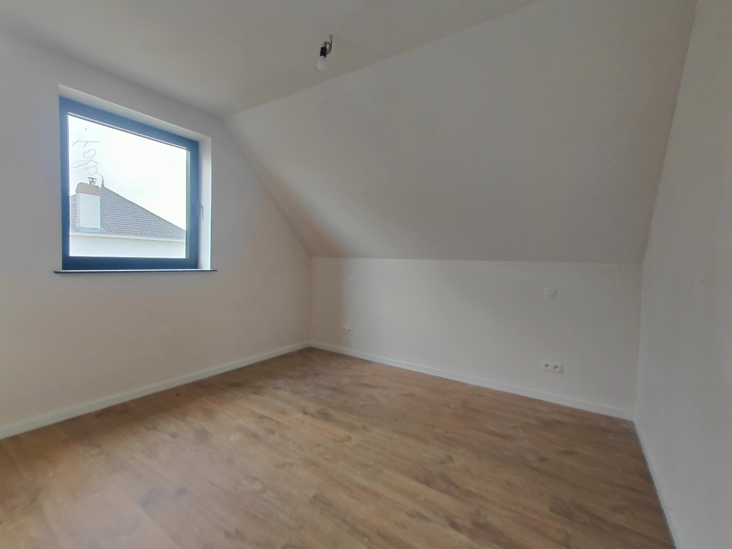 Afgewerkte woning met 3 slaapkamers &amp; ruim zonnig terras + autostaanplaats en berging 