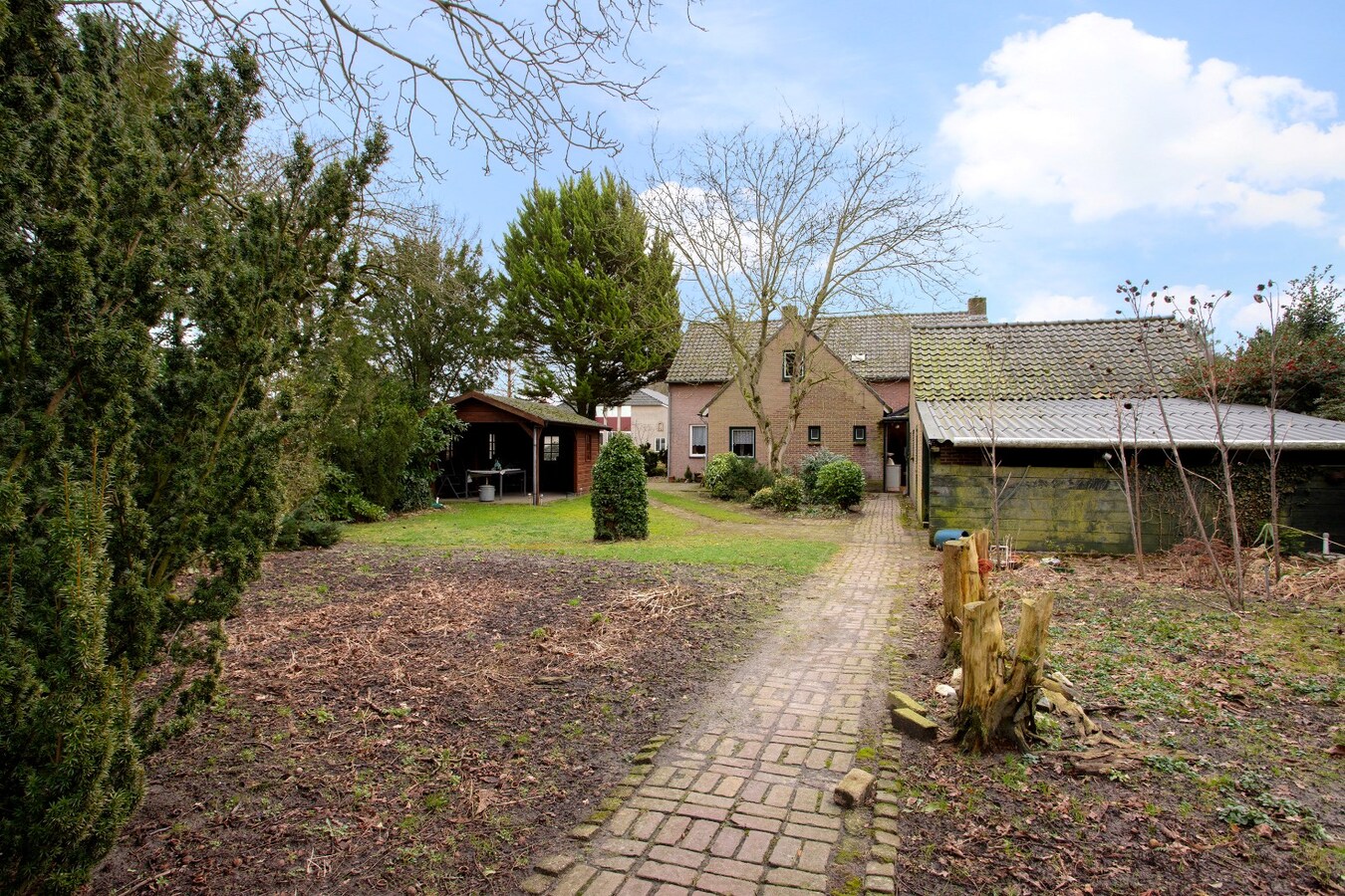 Vrijstaande woning met 5 slaapkamers, garage en diverse andere bijgebouwen gelegen in het buitengebied van Reusel. 
