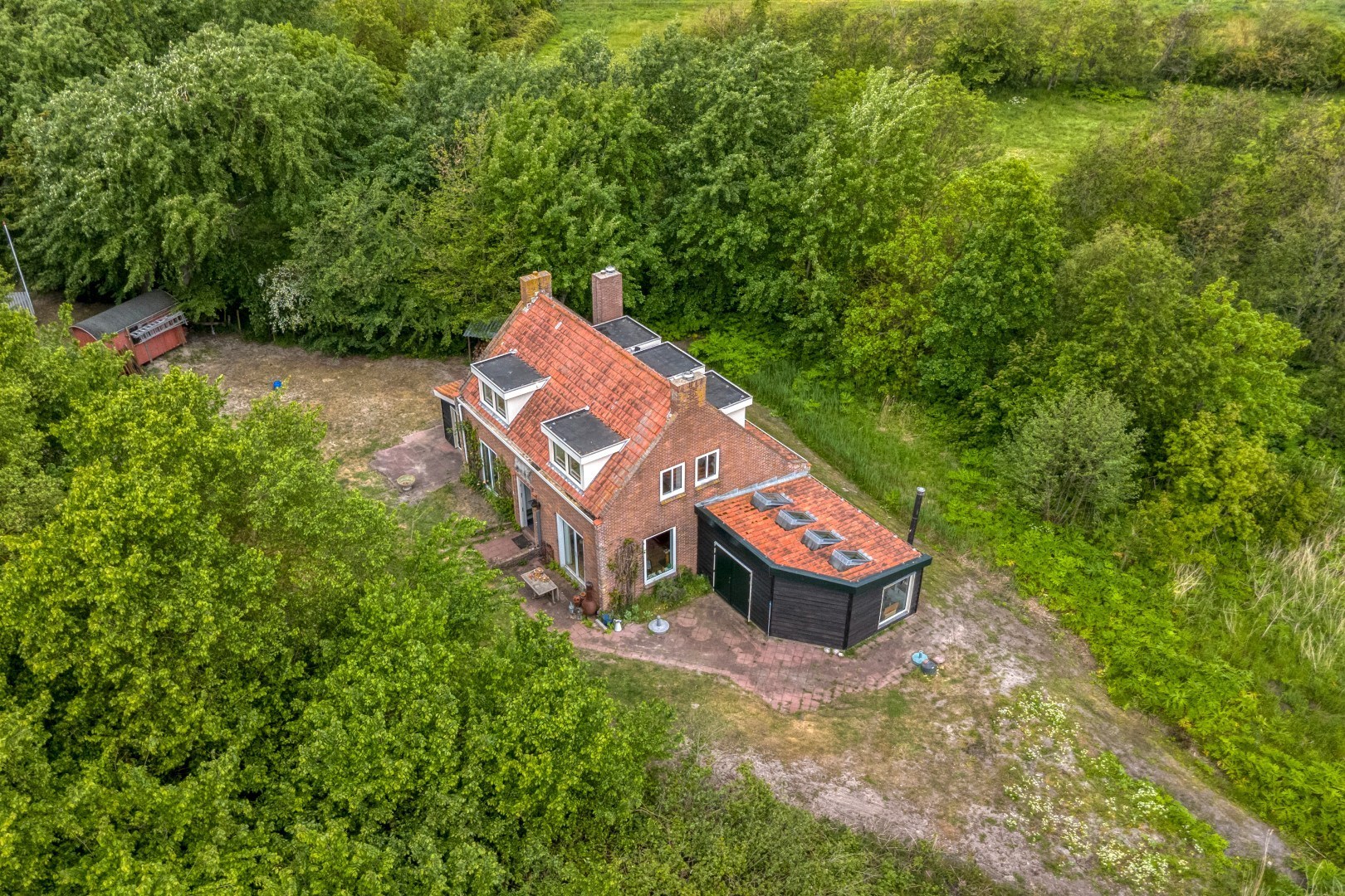 TE KOOP: Kampweg 11 te Burgh-Haamstede. Een plek als deze komt zelden beschikbaar: een unieke combinatie van wonen tegen de duinen aan en nabij het strand en nabij de boswachterij op één van de meest 