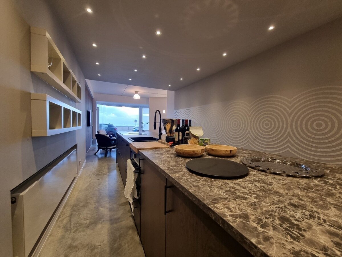 Uitzonderlijk appartement/loft op de zeedijk van Heist (271 m² bew. opp!!) 