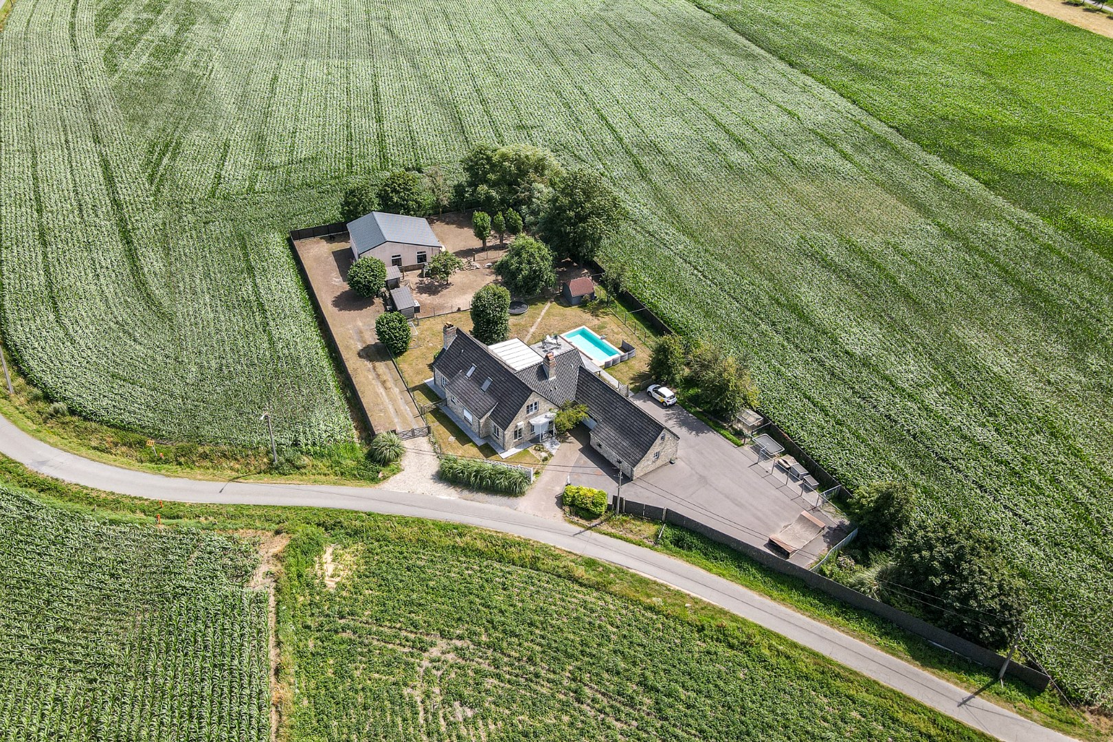 Landelijk gelegen villa met loods in Aartrijke 