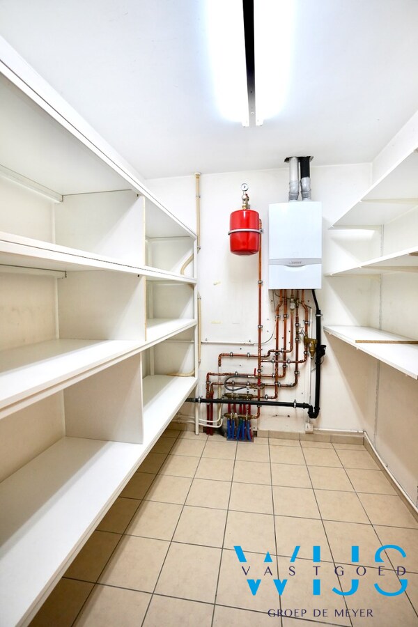 Goed gelegen handelspand met garage te CENTRUM ERTVELDE ! 