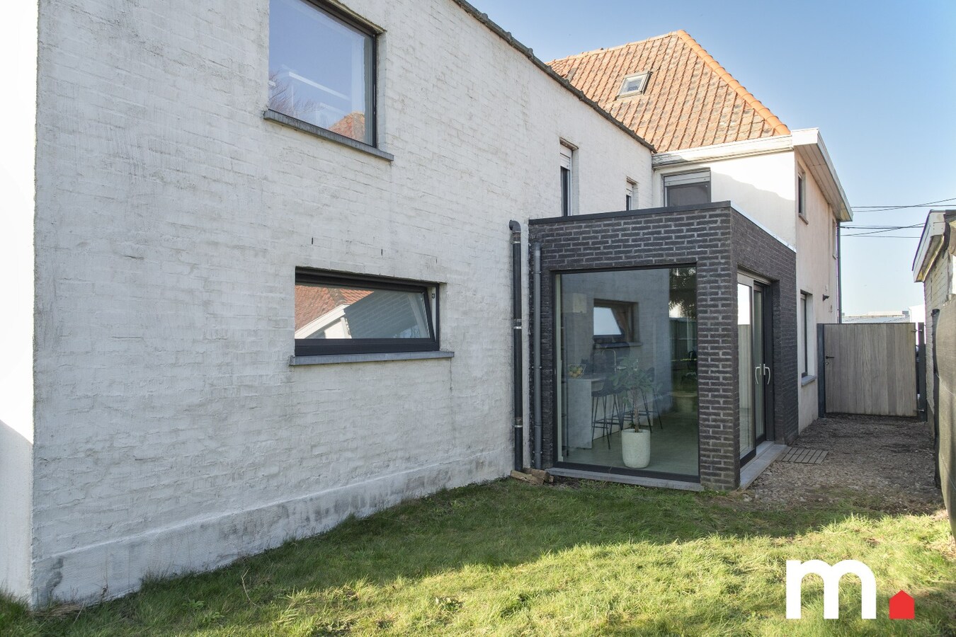 Top gerenoveerde halfopen woonst met ruime tuin te Waregem ! 