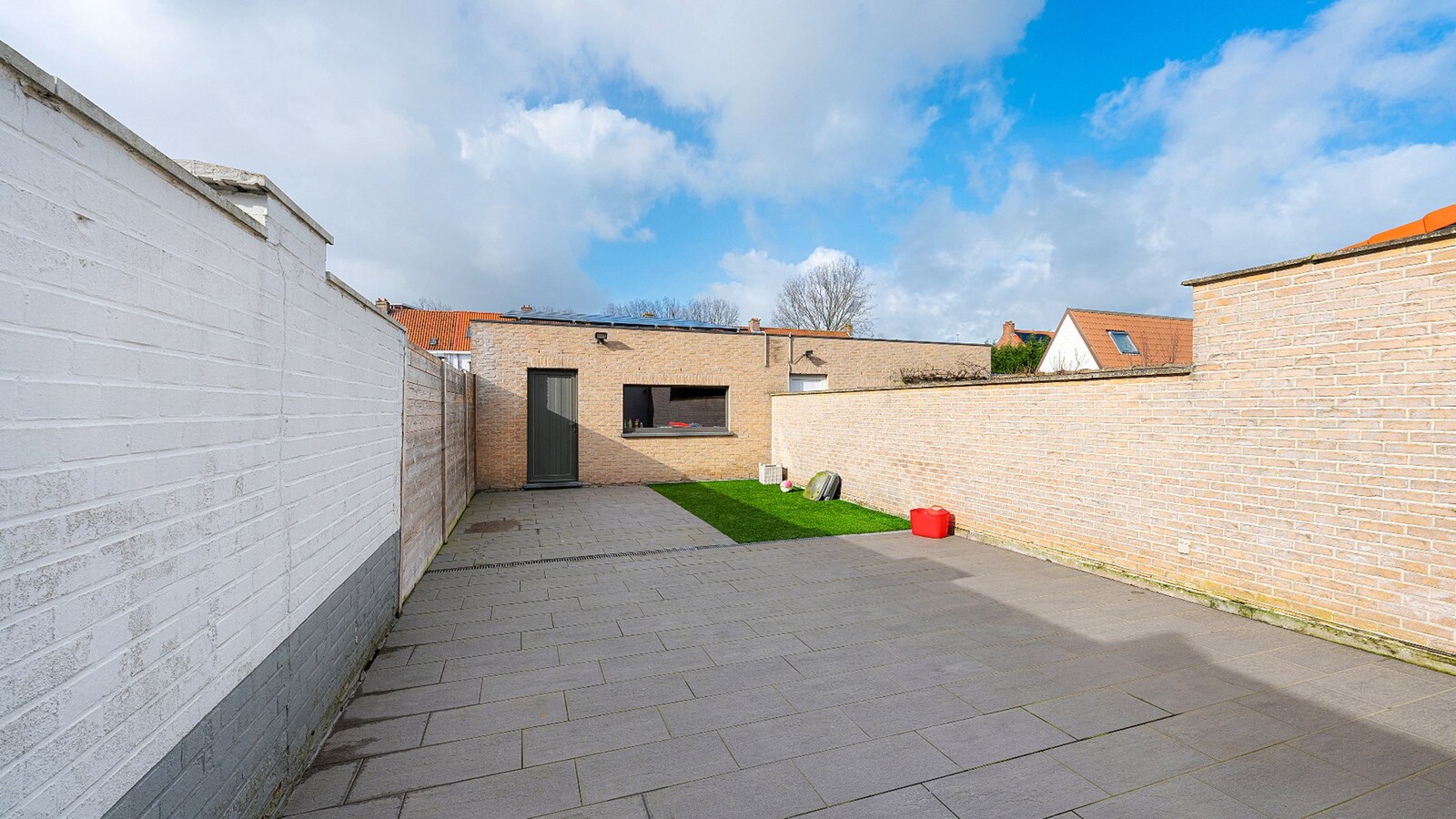 Instapklare en ruime gezinswoning met dubbele garage in het hart van Zeebrugge. 