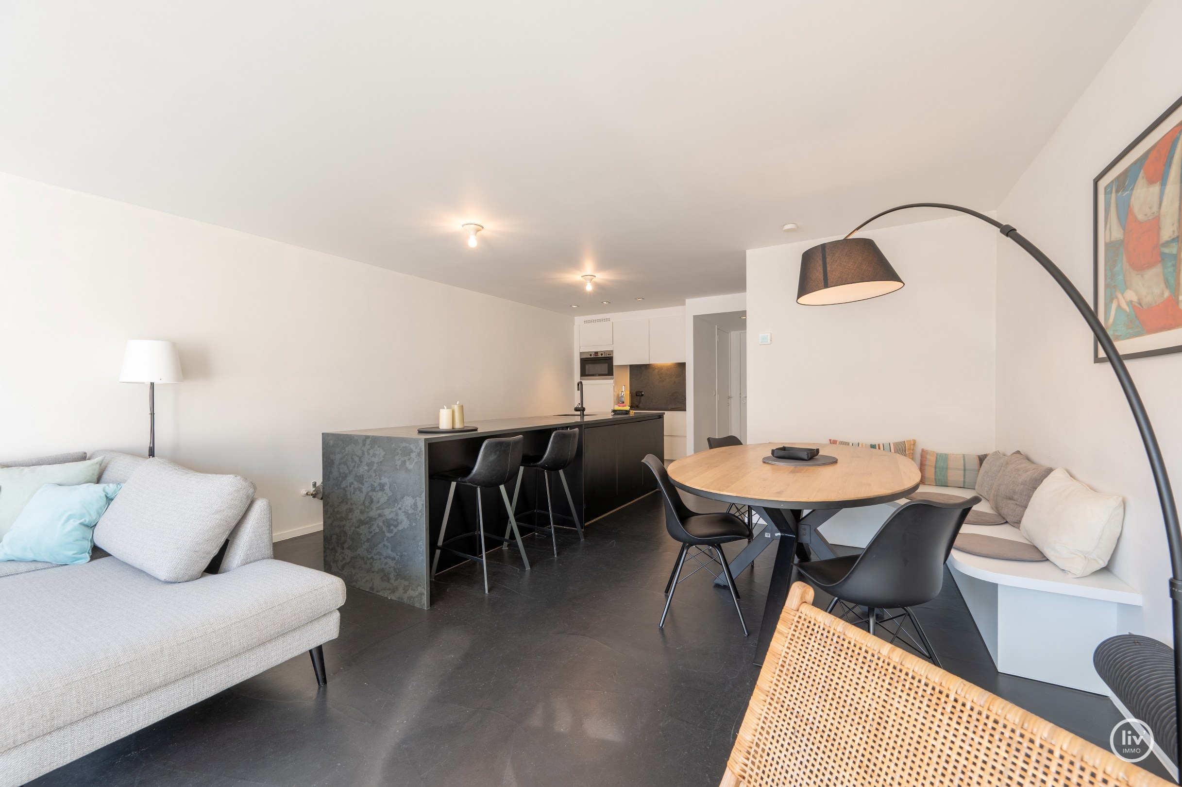 Lichtrijk duplex appartement met 2 slaapkamers – Centraal gelegen aan de Zoutelaan in Knokke 