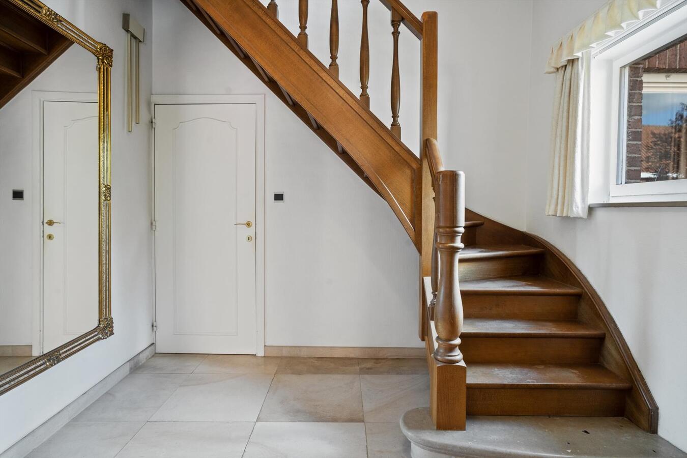 Ruime halfopen woning met 5 slaapkamers in het Centrum van Houthulst 
