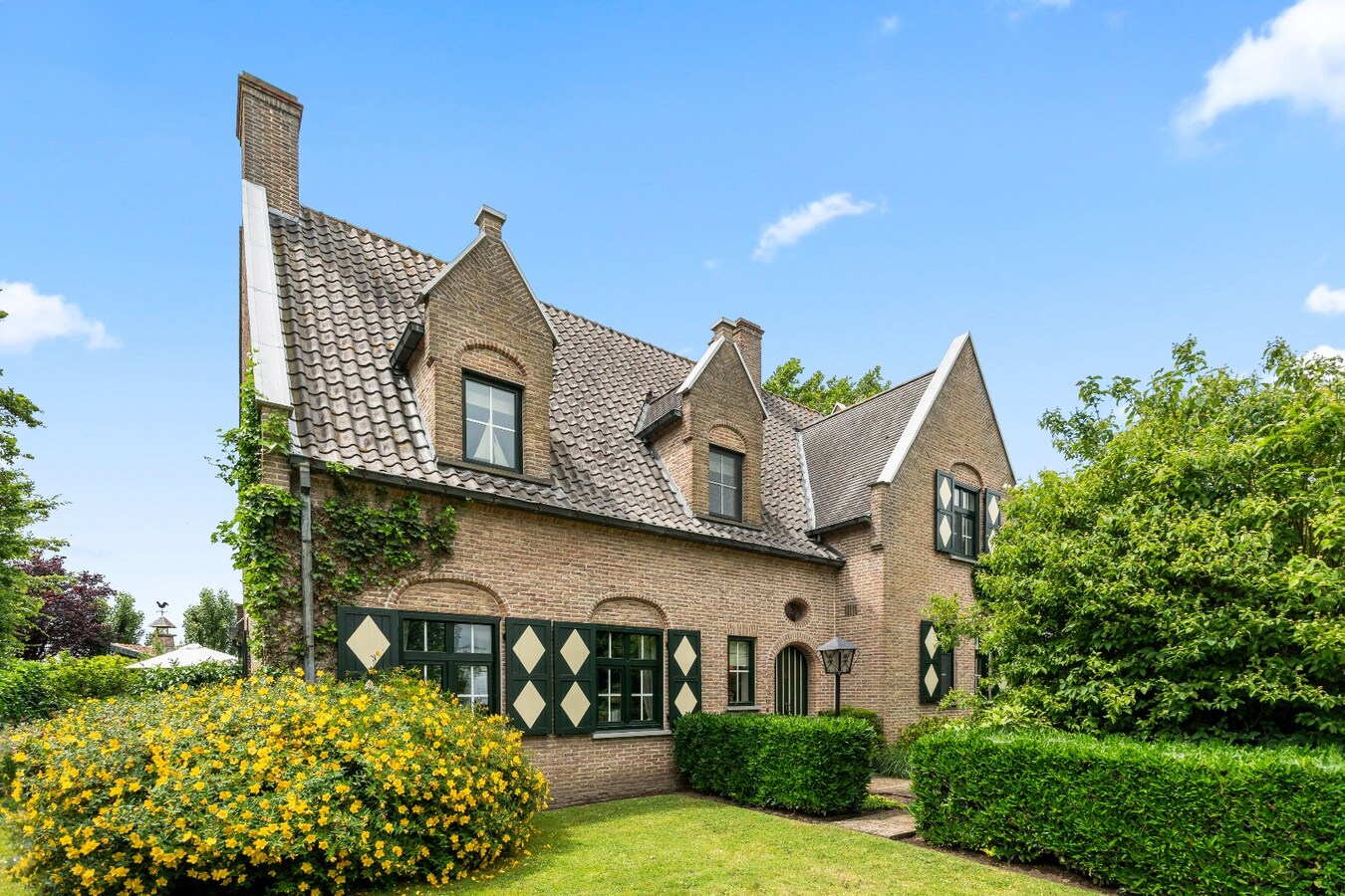 Instapklare, hoogwaardig afgewerkte woning op 1.214 m² met 4 slaapkamers en dubbele garage 