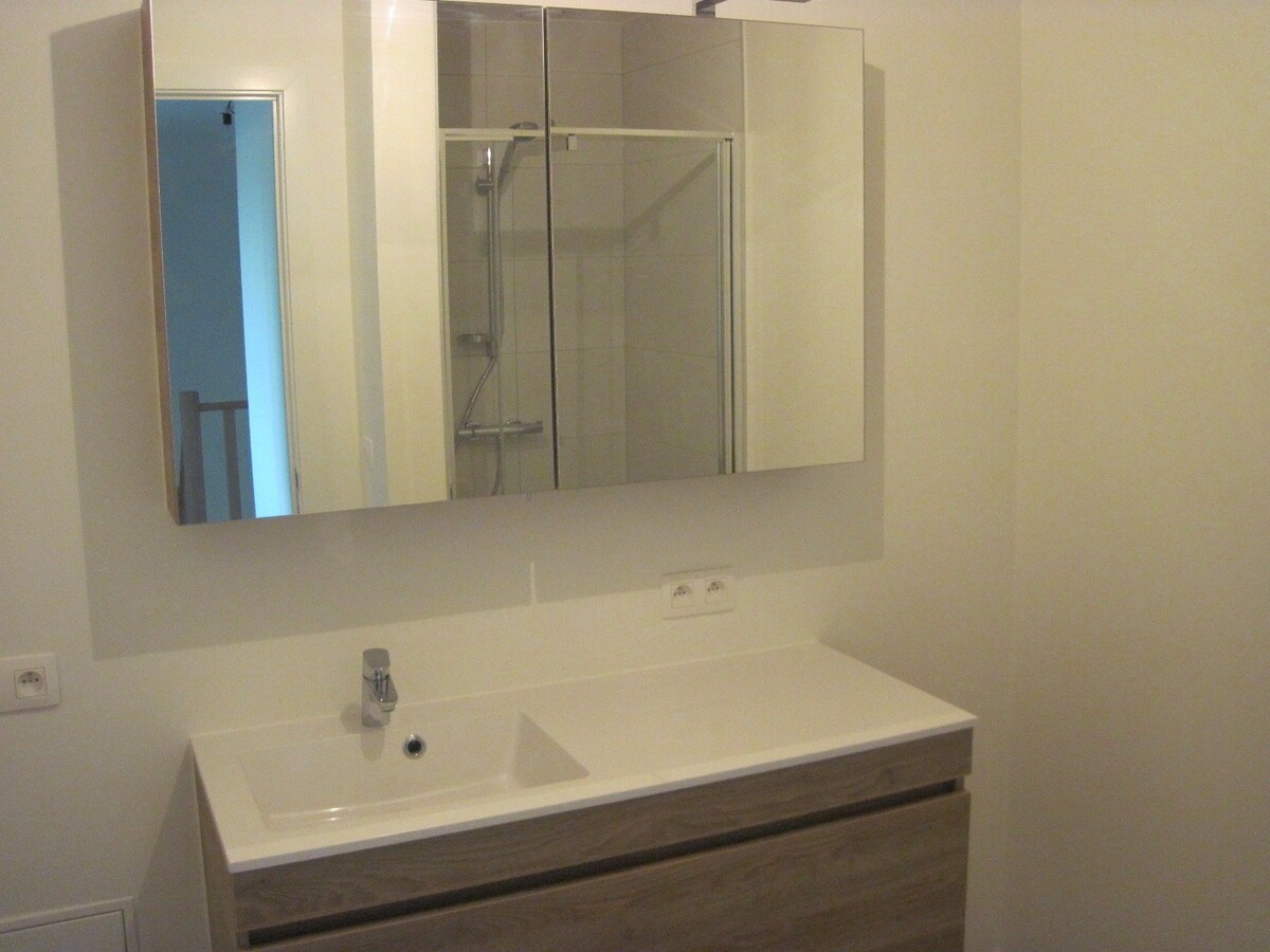 Eigentijds duplex-appartement. Geen vaste kosten !! 