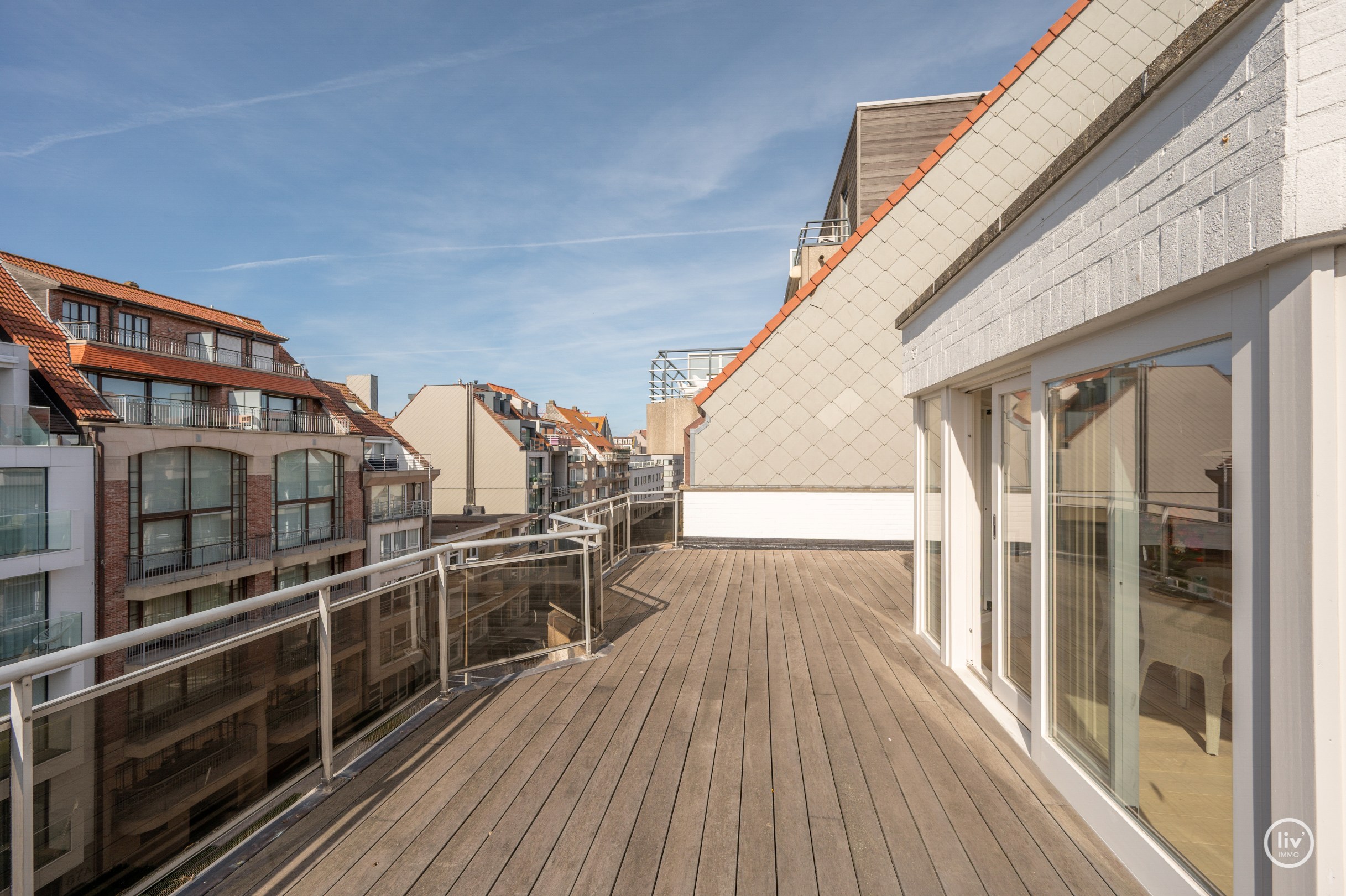 Parchtig afgewerkte penthouse met magnifieke terrassen van +/-40m2 en 3 ruime slaapkamers te Leopoldlaan gelegen. 