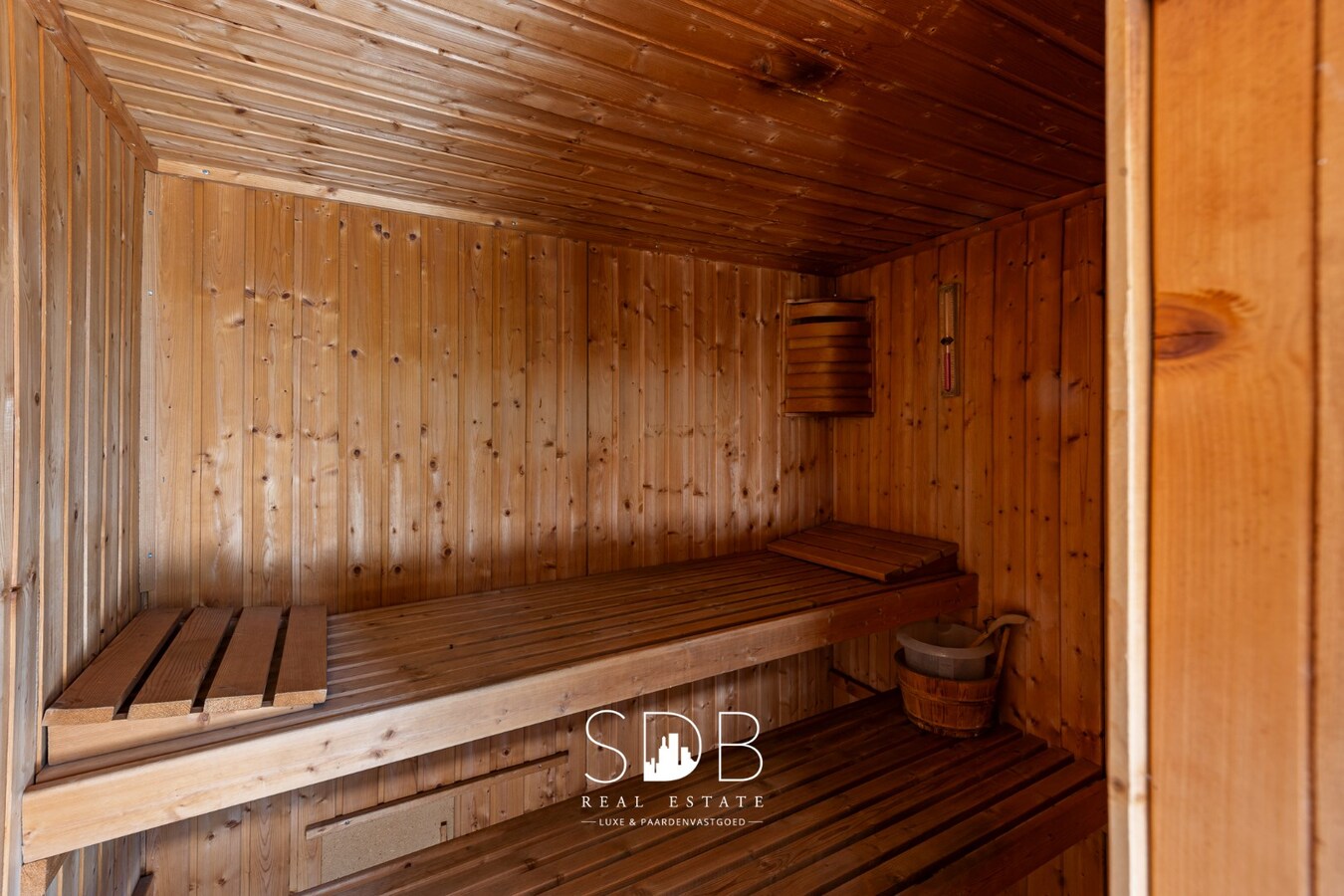 Prachtige hedendaagse villa met gezinstuin en zwembad op 1.387m² 