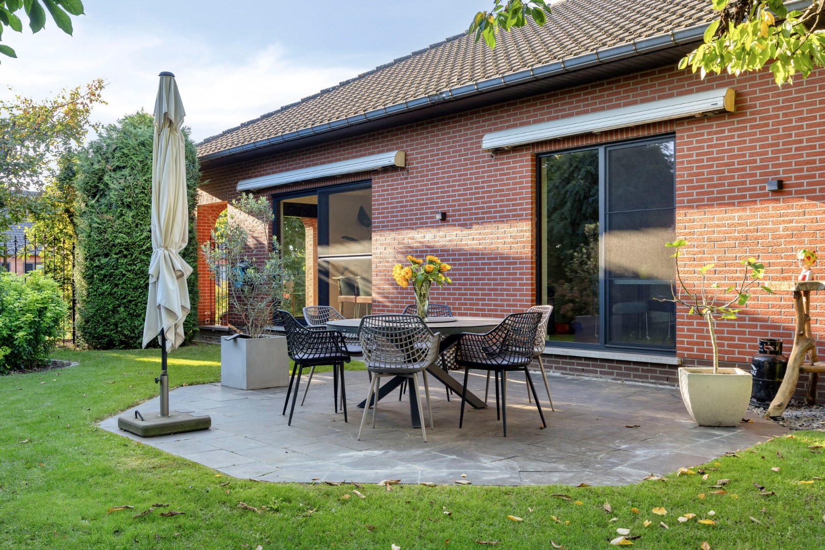 Rustig gelegen gelijkvloerse villa met 3 slpk. op 14a 22ca in Lommel 