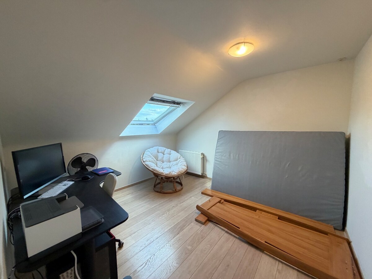 Ruim en lichtrijk dakappartement te Asper. 