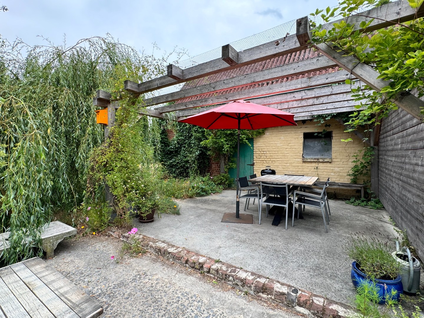 Landelijk gelegen woning met bijgebouwen op 3.850 m². 