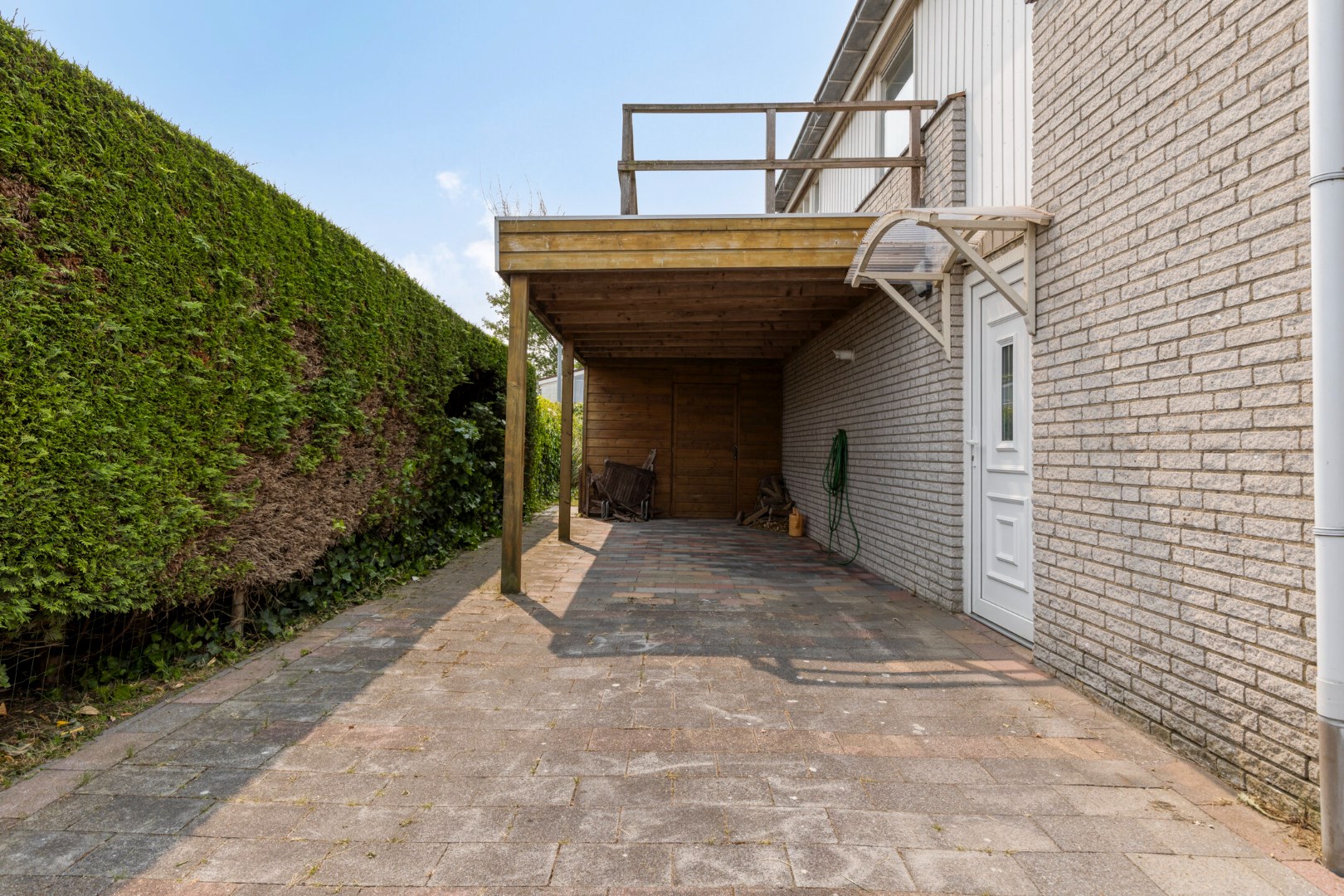 Vrijstaande 8-persoons vakantiewoning, gelegen op een unieke plek met vrij uitzicht over de Oosterschelde, kijkend richting het schilderachtige Zierikzee, wacht deze woning op een nieuwe eigenaar! 