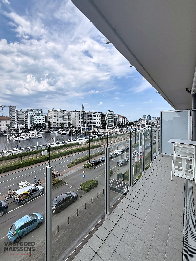 Magnifique appartement rénové de 2 chambres avec terrasse et vue sur le port. 