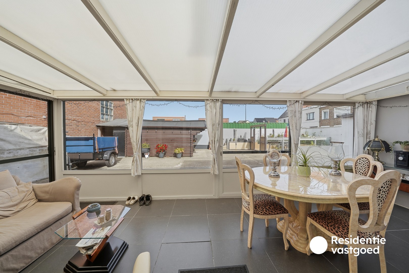 Ruime halfopen bebouwing met veel opslagruimte in Oostende 