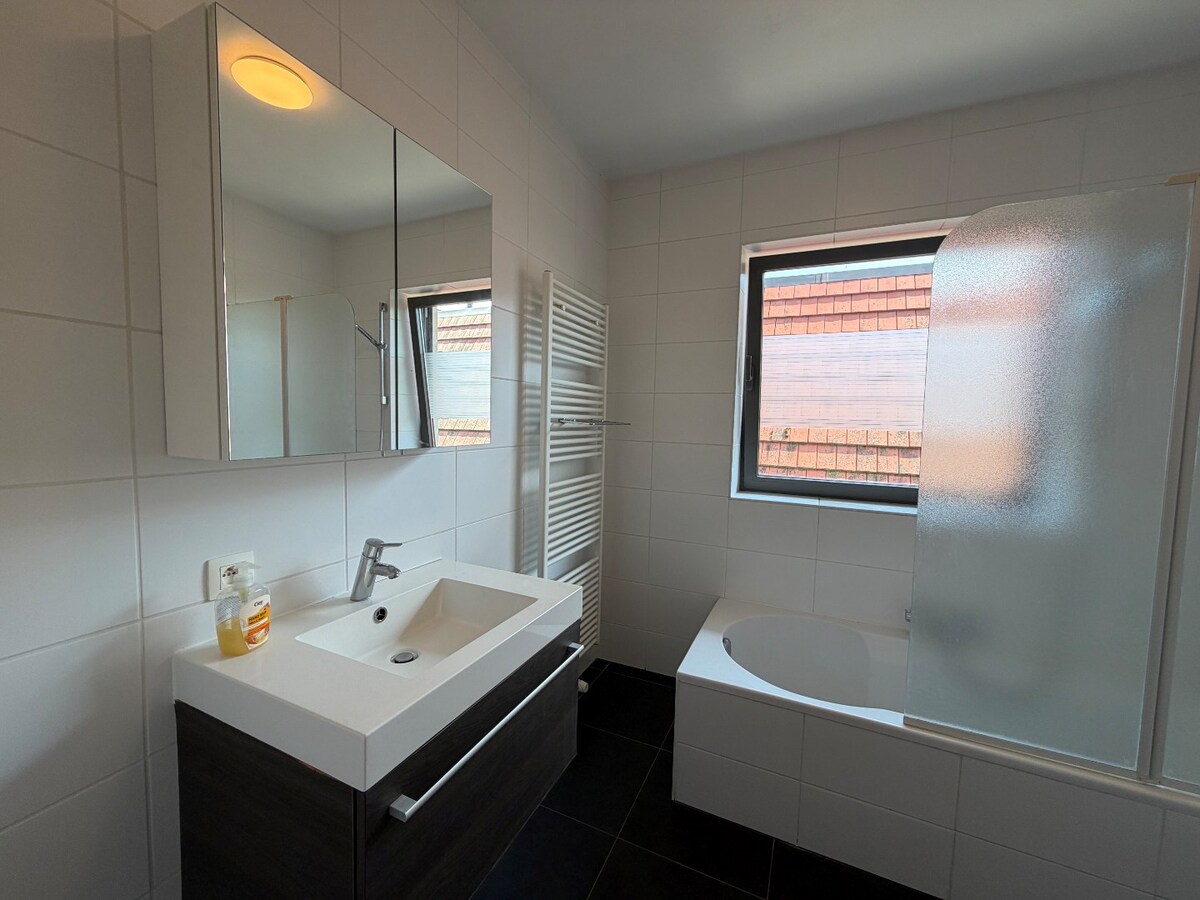 2 slpk-appartement nabij allerhande voorzieningen. 