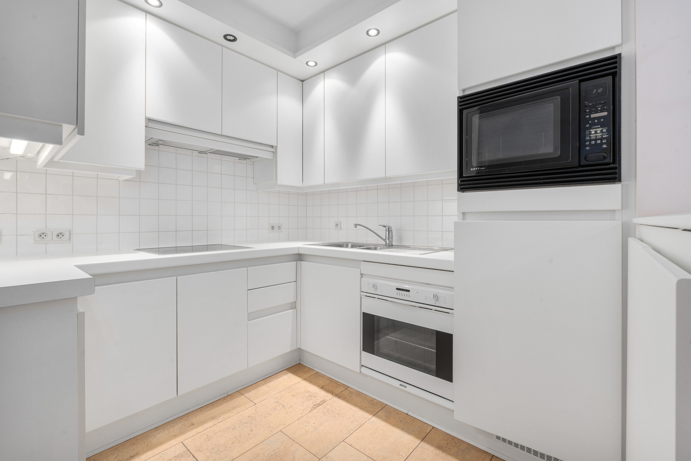 Appartement de 2 pièces bien situé au centre, du côté ensoleillé de la Lippenslaan, à distance de marche de la place Van Bunnen. 