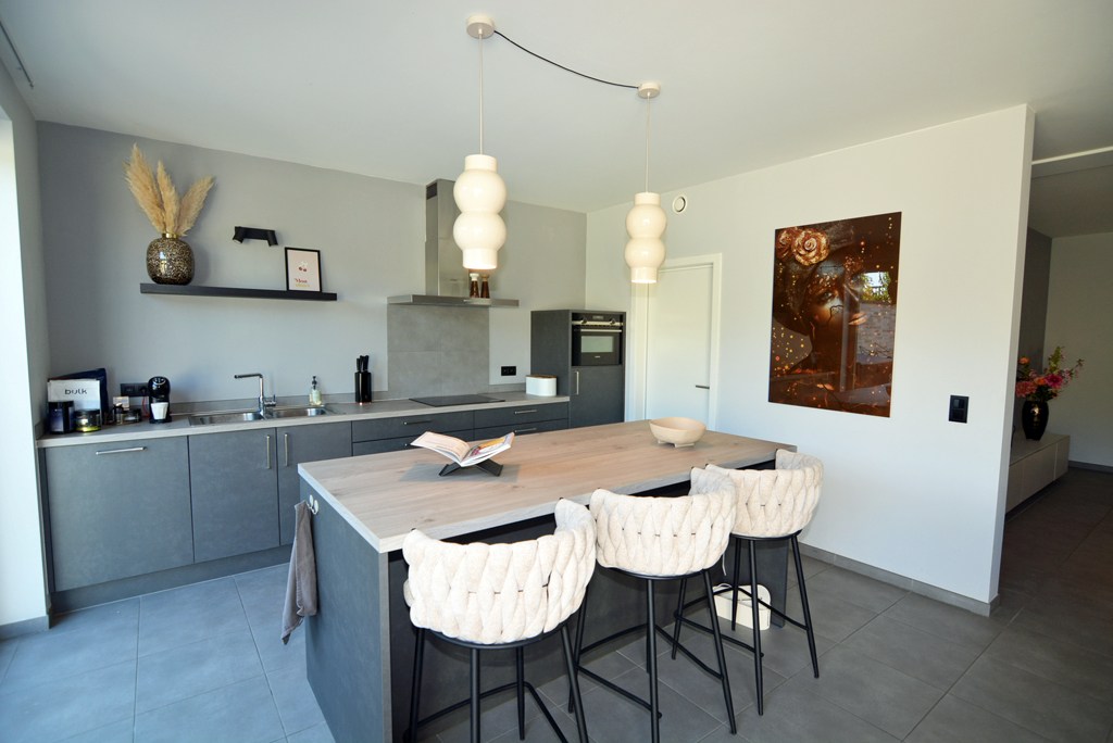 Gelijkvloers appartement met 2 slpk, ruim terras, tuin en 2 autostandplaatsen. 