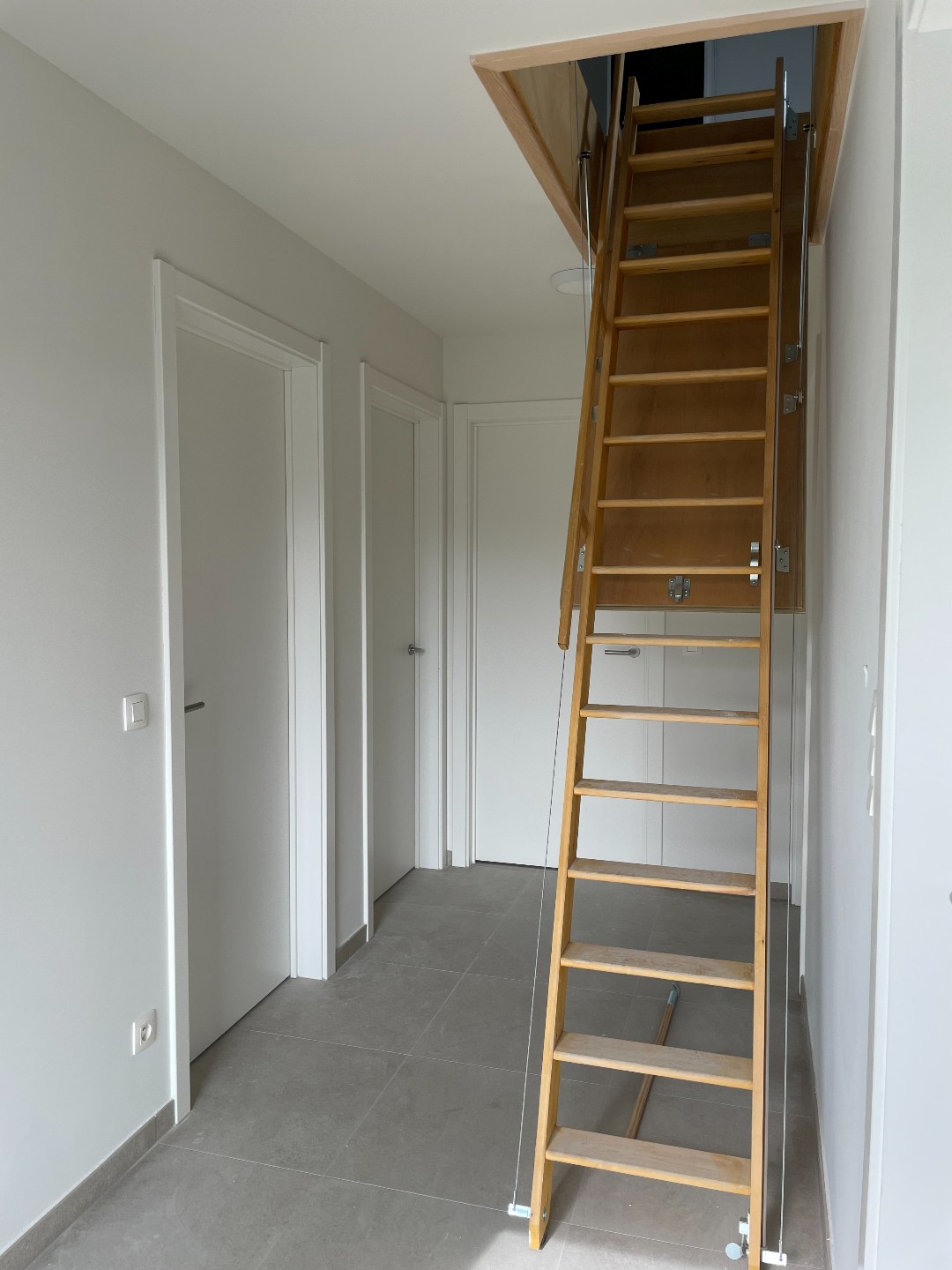 Zeer ruime moderne halfopen nieuwbouwwoning met tuin/terras en garage 