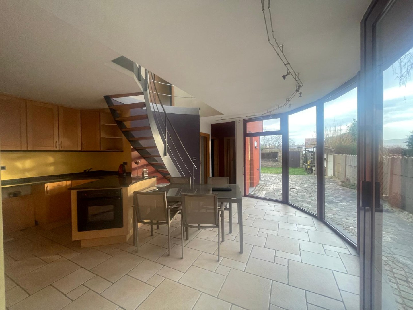 Gezellig woning met 3 slaapkamers en tuin met tuinberging gelegen te Geel! 