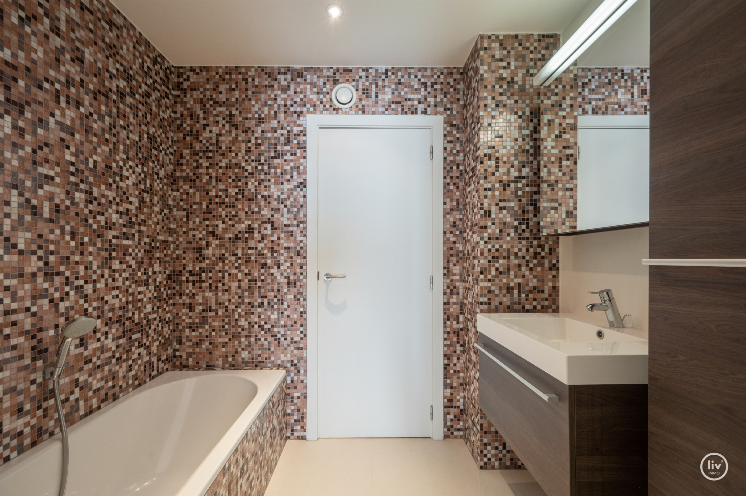 Appartement exceptionnellement spacieux avec une largeur de façade exceptionnelle et une superficie totale de 163 m², idéalement situé sur l'avenue Dumortier à Knokke. 