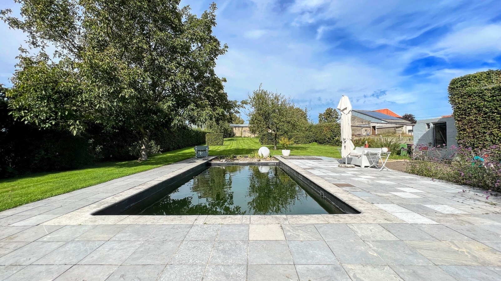 Instapklare gezinswoning op perceel van 2402 m² 