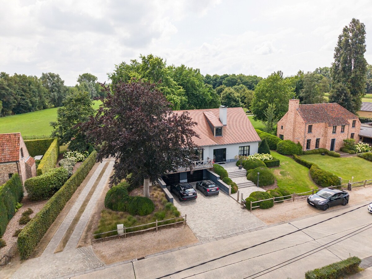 Prachtige landelijke villa met gezinstuin en graslanden op 32.558m² 