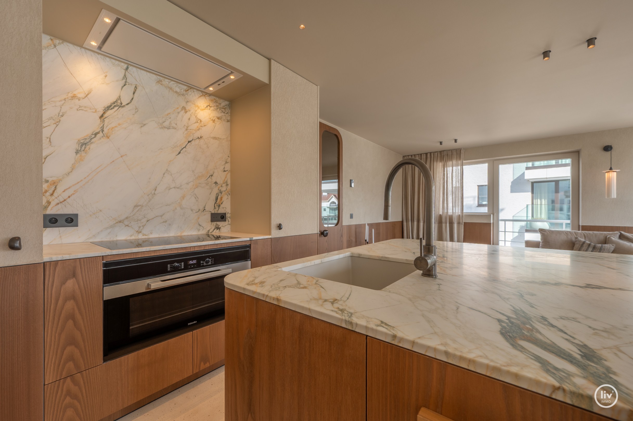 Appartement d'angle entièrement rénové et de haute qualité dans une résidence de standing au cœur du Zoute. 