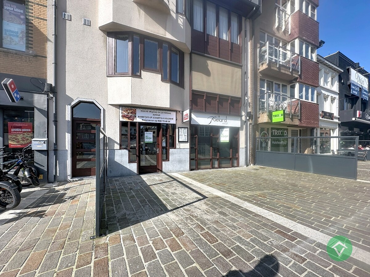 Centraal gelegen handelszaak, met tal van mogelijkheden, op de Markt van Torhout 