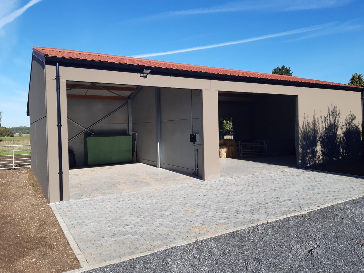 Gerenoveerde woning met weide en loods. 