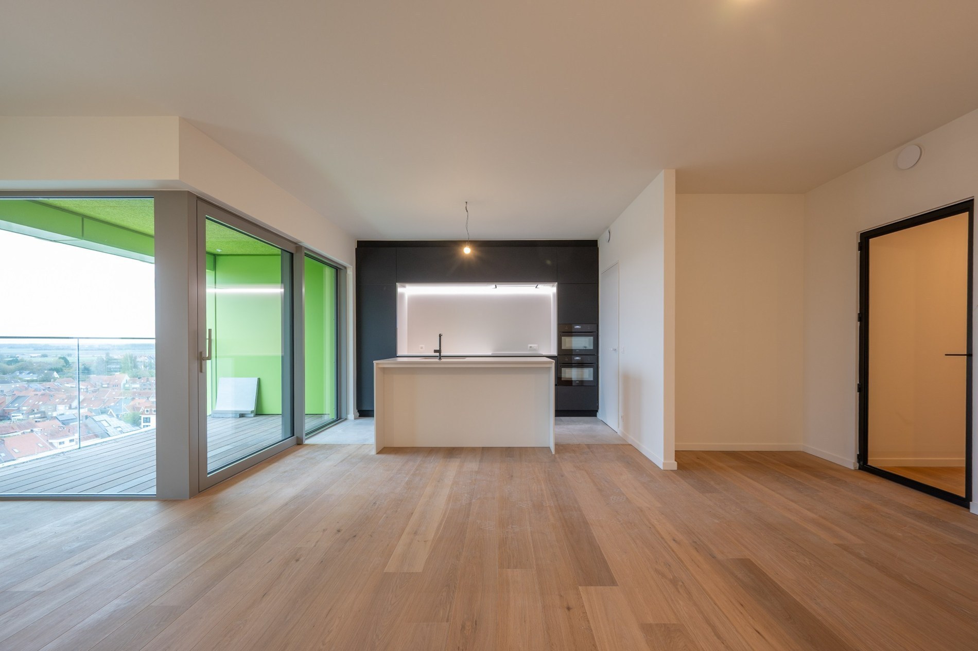 Non meublé : Appartement de 2 pièces idéalement situé à la Résidence Hoos avec vue latérale sur la mer. 