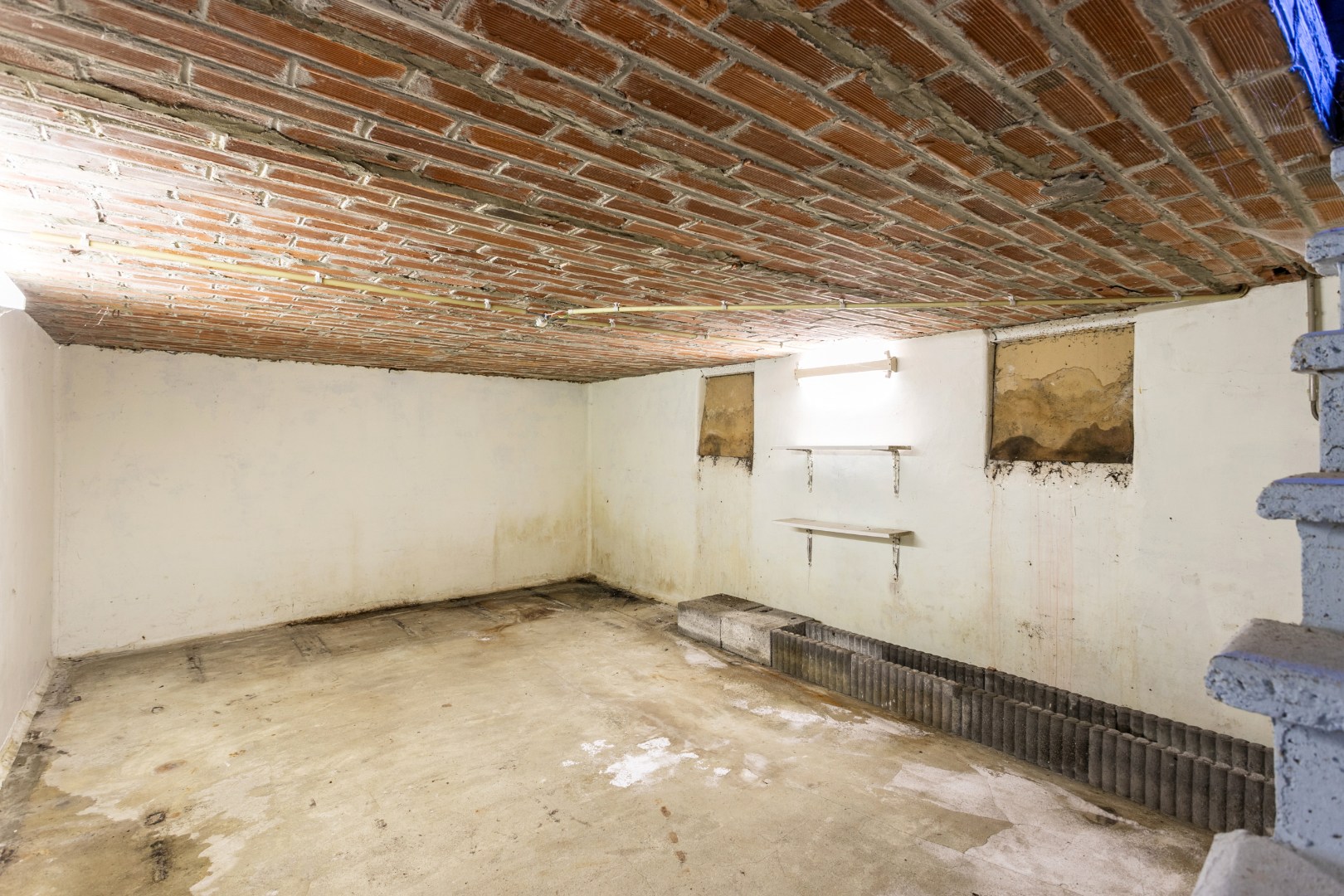 Te renoveren fermette met 3 slpk, bijgebouw en garage en mogelijkheid tot uitbreiding (bouwgrond) 