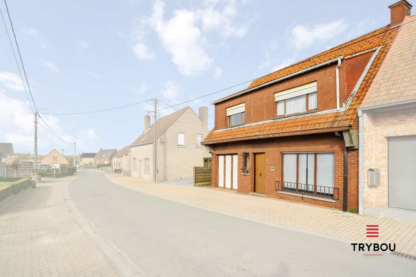 Halfopen woning met drie slaapkamers op ruim perceel van 770 m² 