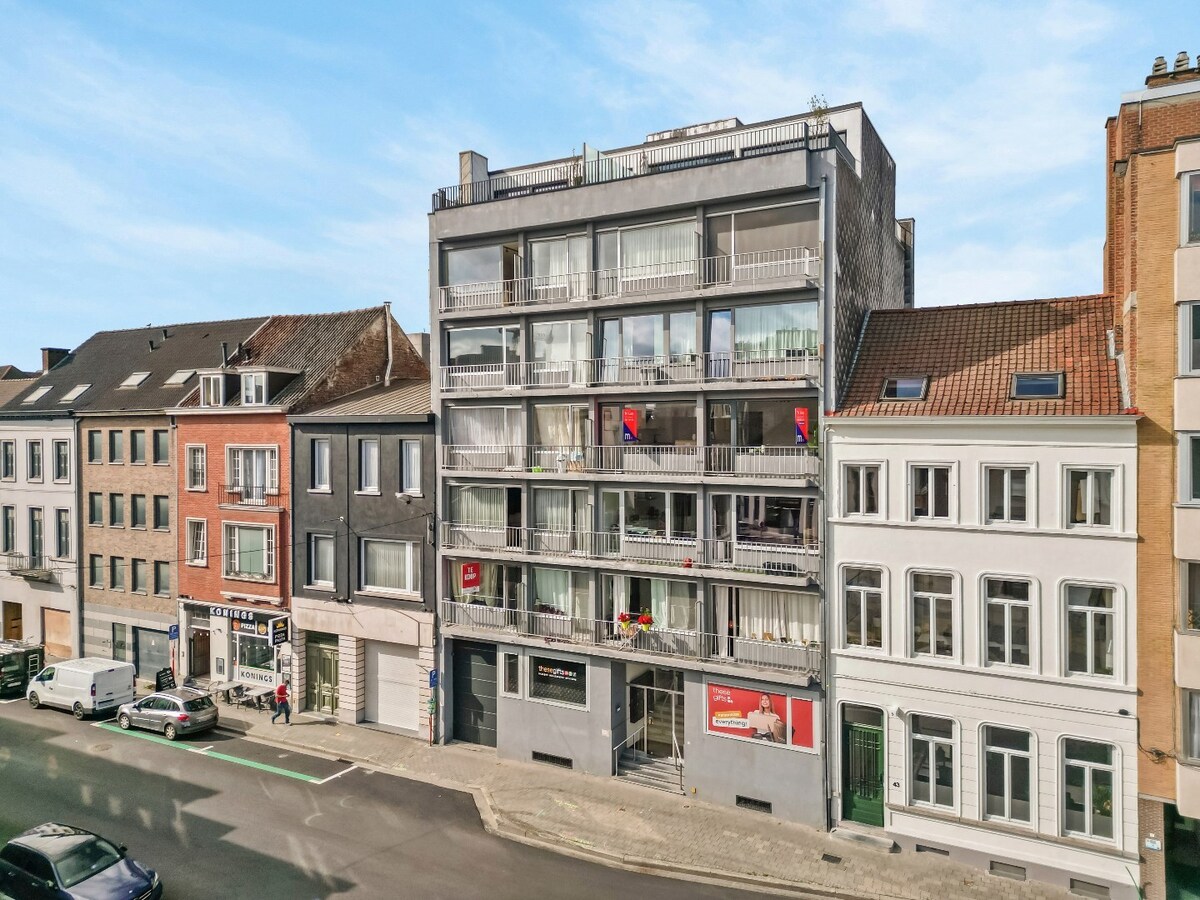 Prachtig 2-slaapkamer appartement (100m2)  met terras en garage te Kortrijk ! 