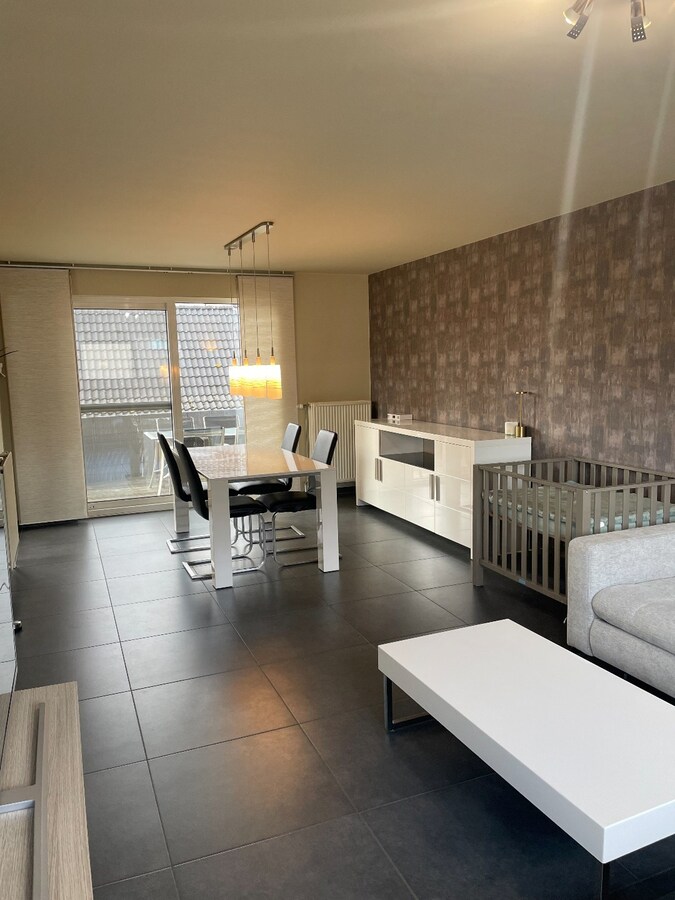 Verzorgde bel-etagewoning met 3 slpk, terras, patio  en garage nabij het centrum van As. 